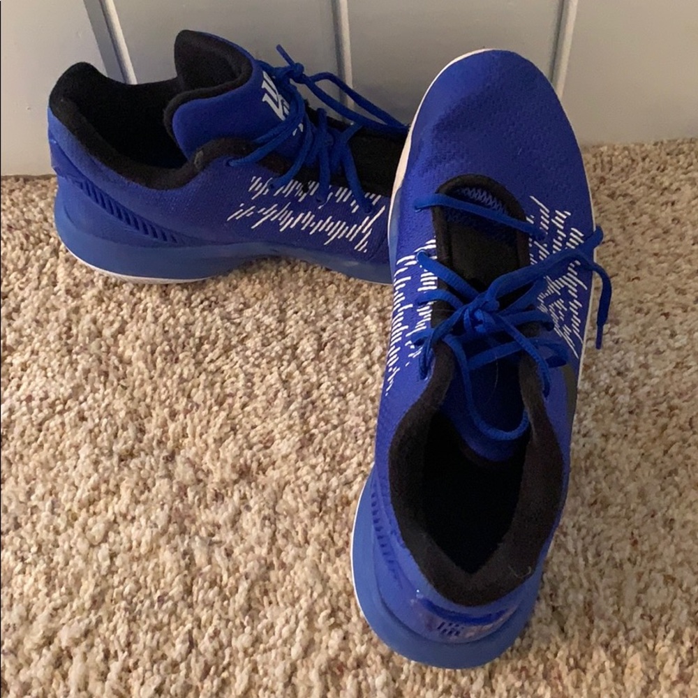 Basketball shoes